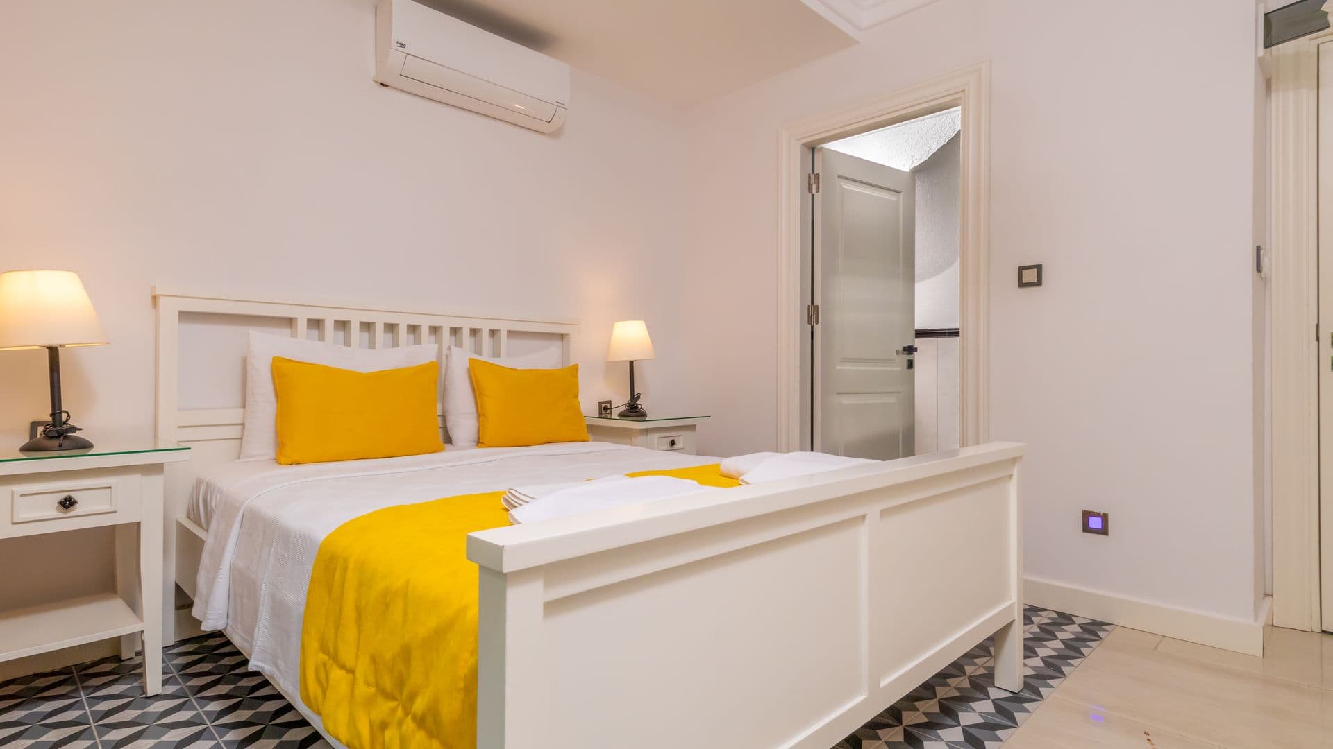 Deluxe Room - Photo 16