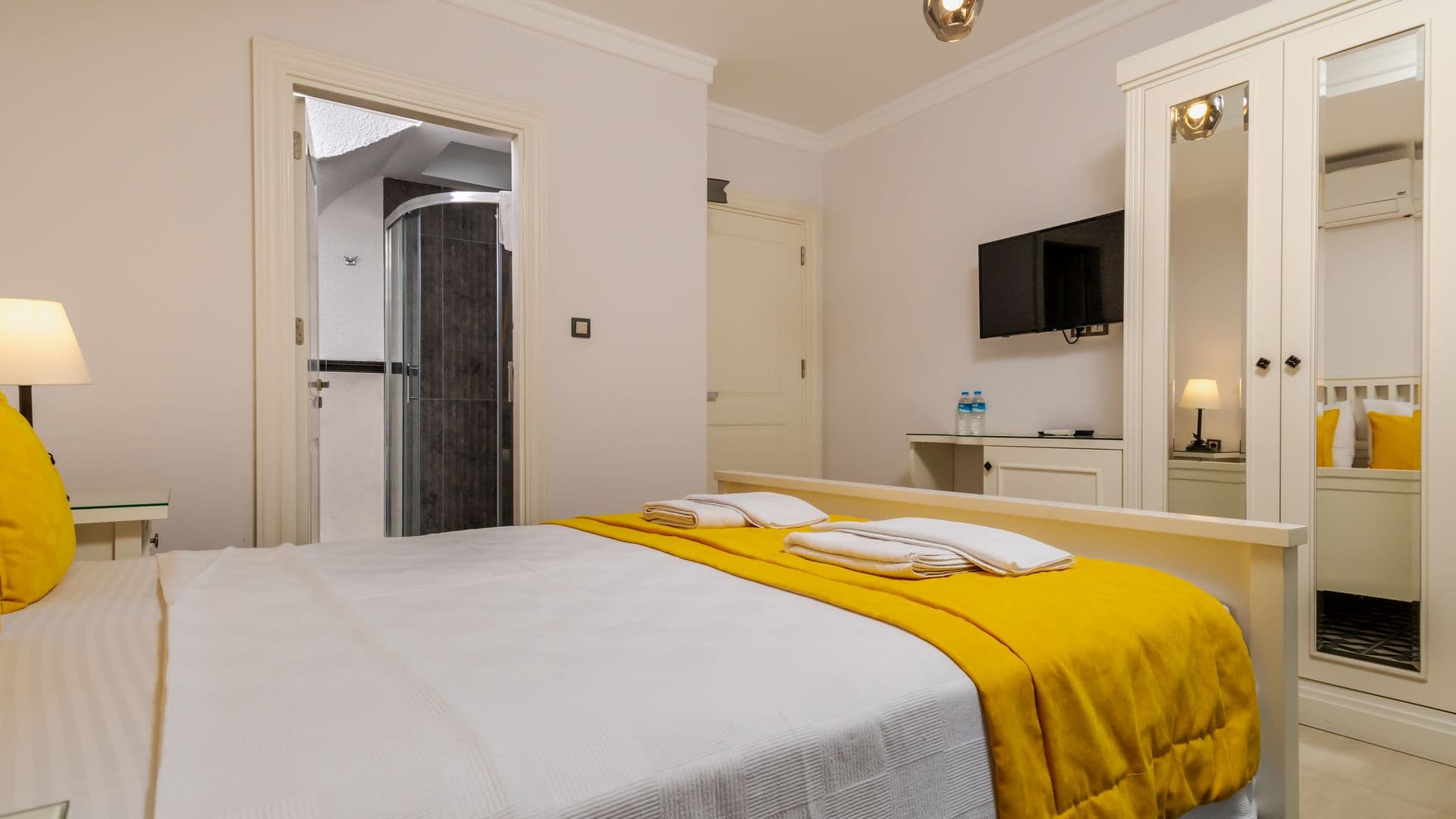 Deluxe Room - Photo 17